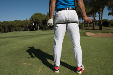 Obraz premium golf player close up hand and driver from back