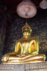 Obraz premium golden buddha statue with thai painting background