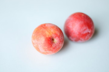 初夏の果物　プラム