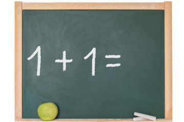das eins plus eins steht auf eine Tafel geschrieben