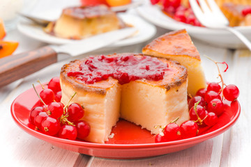 jam and cheesecake with currants