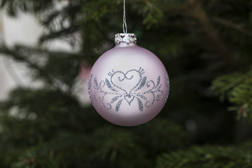 Weihnachtskugel am Christbaum