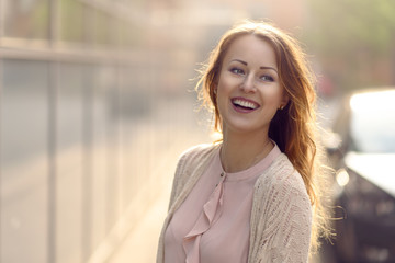 Schöne Frau im Morgenlicht