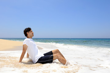 Fototapeta na wymiar 南国の美しいビーチと笑顔の男性