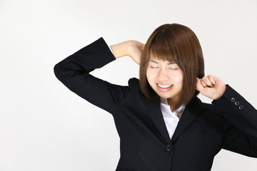 背伸びをする若い女性