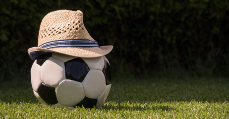 Fussball mit Hut © Gina Sanders