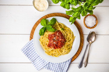 Spaghetti mit Tomatensoße und Basilikum