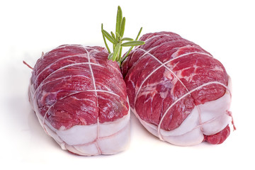 deux roulade de boeuf cru en gros plan