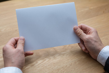 Obraz premium businessman holding white blank paper