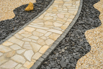 Gartenweg aus Natursteinplatten im Steingarten diagonal

--- Diagonal garden path of natural stone slabs in the rock garden