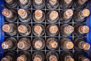 Bierkiste voller Flaschen mit verrosteten Kronenkorken