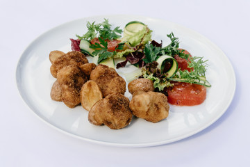 Chickenbreast in crispy breadcump coating with fresh salad
