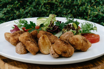 Chickenbreast in crispy breadcump coating with fresh salad