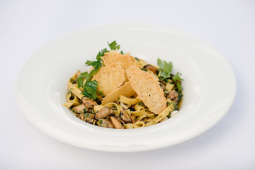 Noodles with black shell, garlic and crispy cheese