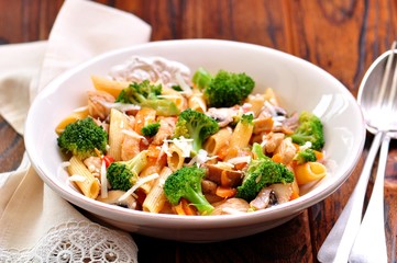 Pasta with chicken, broccoli, carrots, tomatoes and parmesan