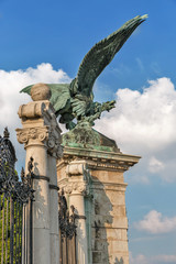 Obraz premium Turul eagle near Buda Palace entrance gate. Budapest, Hungary