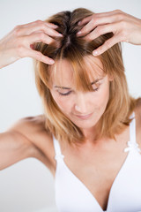 Fototapeta premium femme blonde se massant le cuir chevelu 