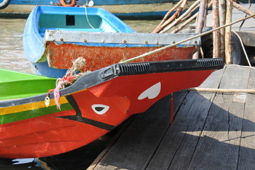 Fototapeta na wymiar Ausflugsboote auf dem Tonle Sap