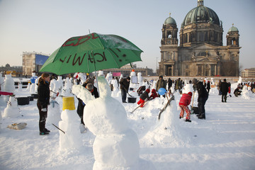 Klimaerwaermung: Schneemann-Demonstration gegen den CO-2 Ausstoss in Berlin