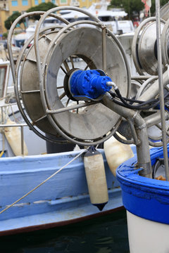 Im Hafen von Sanremo (Ligurien): Netztransportrolle eines alten Fischkutters 