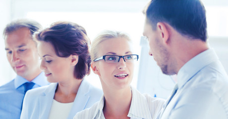 Obraz premium man and woman having discussion in office