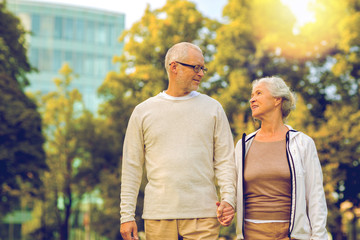 Naklejka premium senior couple in city park