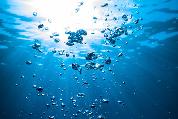 Air bubbles underwater in against the sun light / Luftblasen unterwasser im Gegenlicht - obrazy, fototapety, plakaty