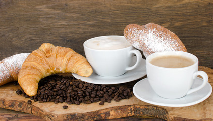 Guten Morgen: Leckeres Frühstück mit Latte Macchiato und Croissants :)