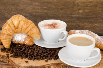 Guten Morgen: Leckeres Frühstück mit Latte Macchiato und Croissants :)