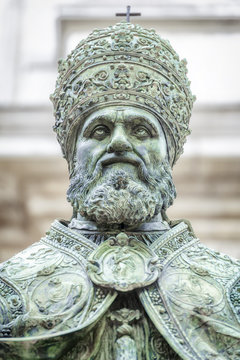 An image of a statue of Pope Sixtus V in front of the Basilica della Santa Casa in Italy Marche