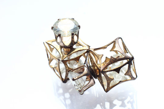 Jewelry petite earrings with diamonds in white pearl.
