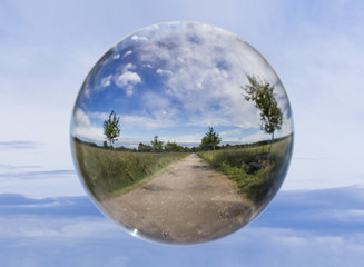 Feldweg in der Glaskugel