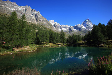 Naklejka na ściany i meble Valle d'Aosta,Cervinia. Lago e montagna del Cervinio.