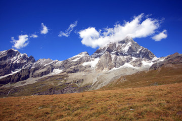 Fototapeta na wymiar Valle d'Aosta,Cervinia,montagne.
