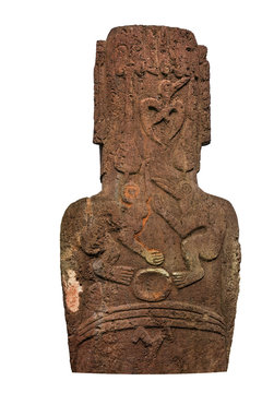 Mit Halbreliefs des Vogelmannes verzierter R&uuml;cken einer Moai Statue auf der Osterinsel.