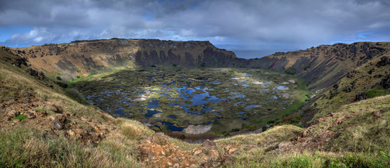Panoramaaufnahme des Vulkans Rano Kau mit Kratersee auf der Osterinsel.