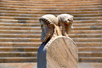 Athen- antike griechische Statue "Jugend und Alter" im Panathinaiko-Stadion, dem Olympiastadion der ersten Olympischen Spiele der Neuzeit im Jahr 1896