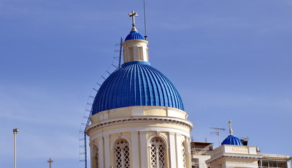 Blaue Kuppel einer griechisch-orthodoxen Kirche in Athen