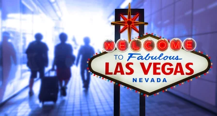 Türaufkleber Las Vegas-Schild auf Unschärfe-Silhouette-Touristen-Hintergrund © littlestocker