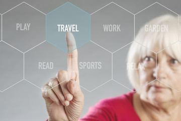 Senior Frau wählt Reise auf einem futuristischen virtuellen digitalen Bildschirm mit Beschäftigungen