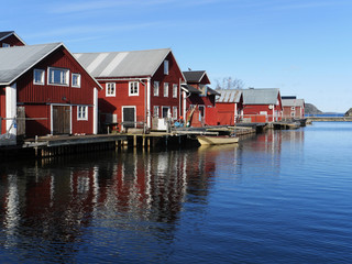 Häuser und Bootshäuser am Hafen von Bönhamn, Schweden