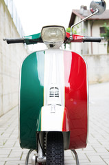 Davanti alla scooter