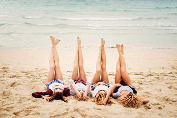 Naklejka premium Young attractive teenagers relaxing at beach. It's the beginning of spring break.