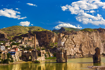 Fototapeta na wymiar Turkey. Hasankeyf village (Southeastern Anatolia, Batman Province). General view the village, the Citadel and the Tigris River with remains of the Old Tigris Bridge from 12th century
