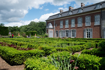 Het 18de eeuwse kasteel Hex in Belgie is bekend om zijn tuinen en rozen met de jaarlijkse rozendagen. - obrazy, fototapety, plakaty