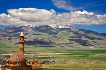 Muurstickers Turkey. Dogubeyazıt. Ishak Pasha Palace (Ishak Pasa Sarayı) - fragment of mosque and minaret (palace is on UNESCO World Heritage List since 2000). There is a modern city in background © WitR