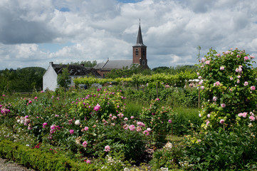 Fototapeta na wymiar Het 18de eeuwse kasteel Hex in Belgie is bekend om zijn tuinen en rozen met de jaarlijkse rozendagen.