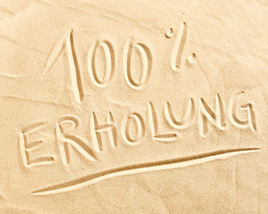 100 percent Erholung drawn in beach sand
