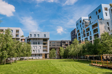 Jardin à l'intérieur des bâtiments de Confluence