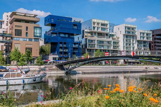 Les quais de la marina de confluence à Lyon